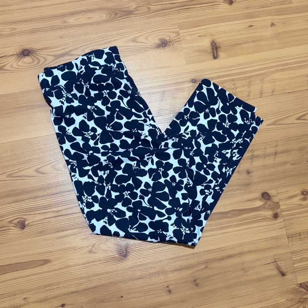 NWT HUE cropped floral leggings size small
